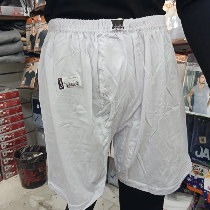شورت  طويل ابيض حجم كبير و مبطن
