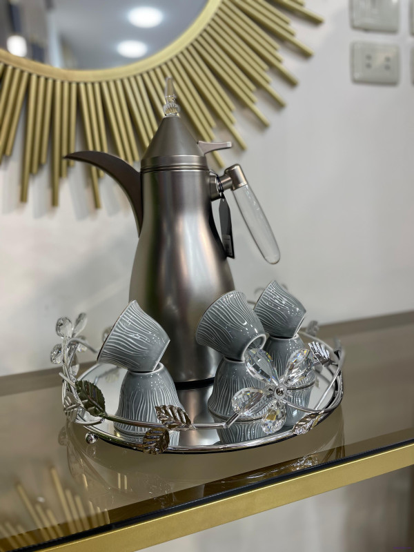 ثيرموس قهوة مع فناجين